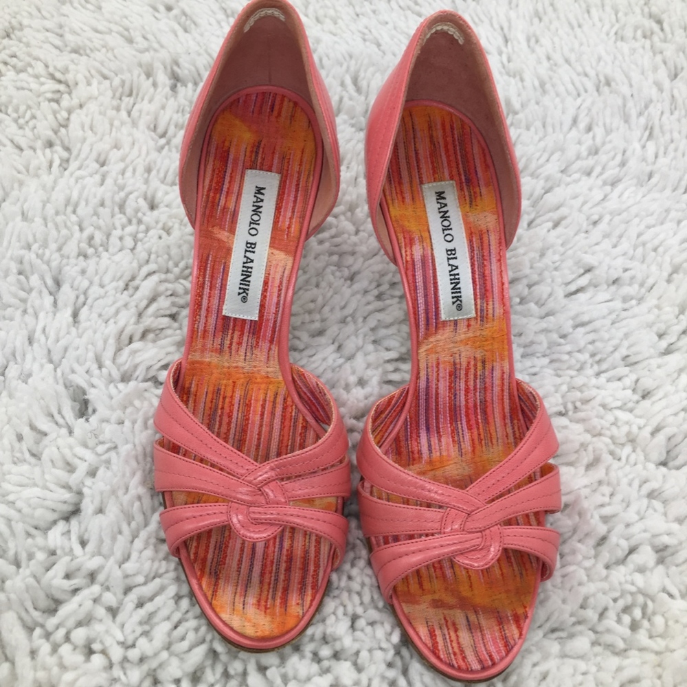 ✨HOST PICK🍸✨_____ Manolo Blahnik pumps✨